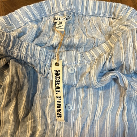 NWT Moral Fiber junior xl blue and white flowy top. - Picture 4 of 5